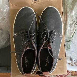 Casual men’s /youth boat style shoes size 8